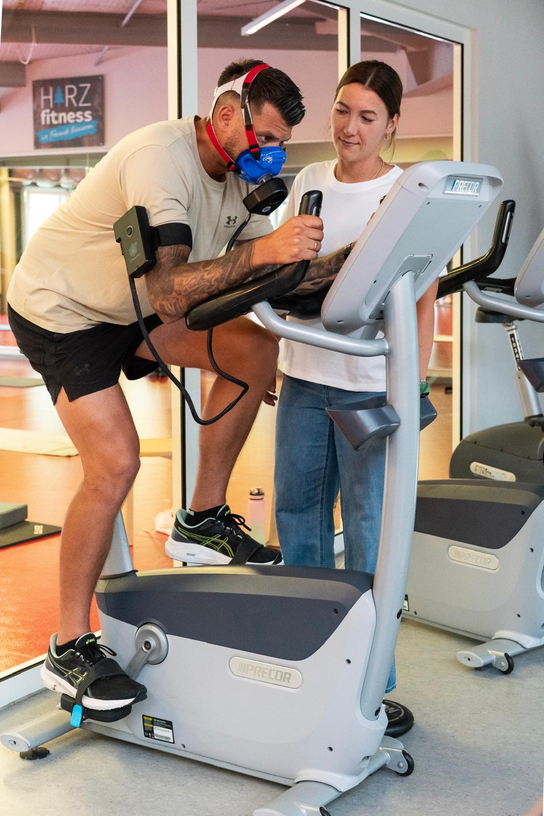 Sportler absolviert eine Spiroergometrie auf dem Fahrradergometer bei SHIFT Diagnostik in Osterode am Harz