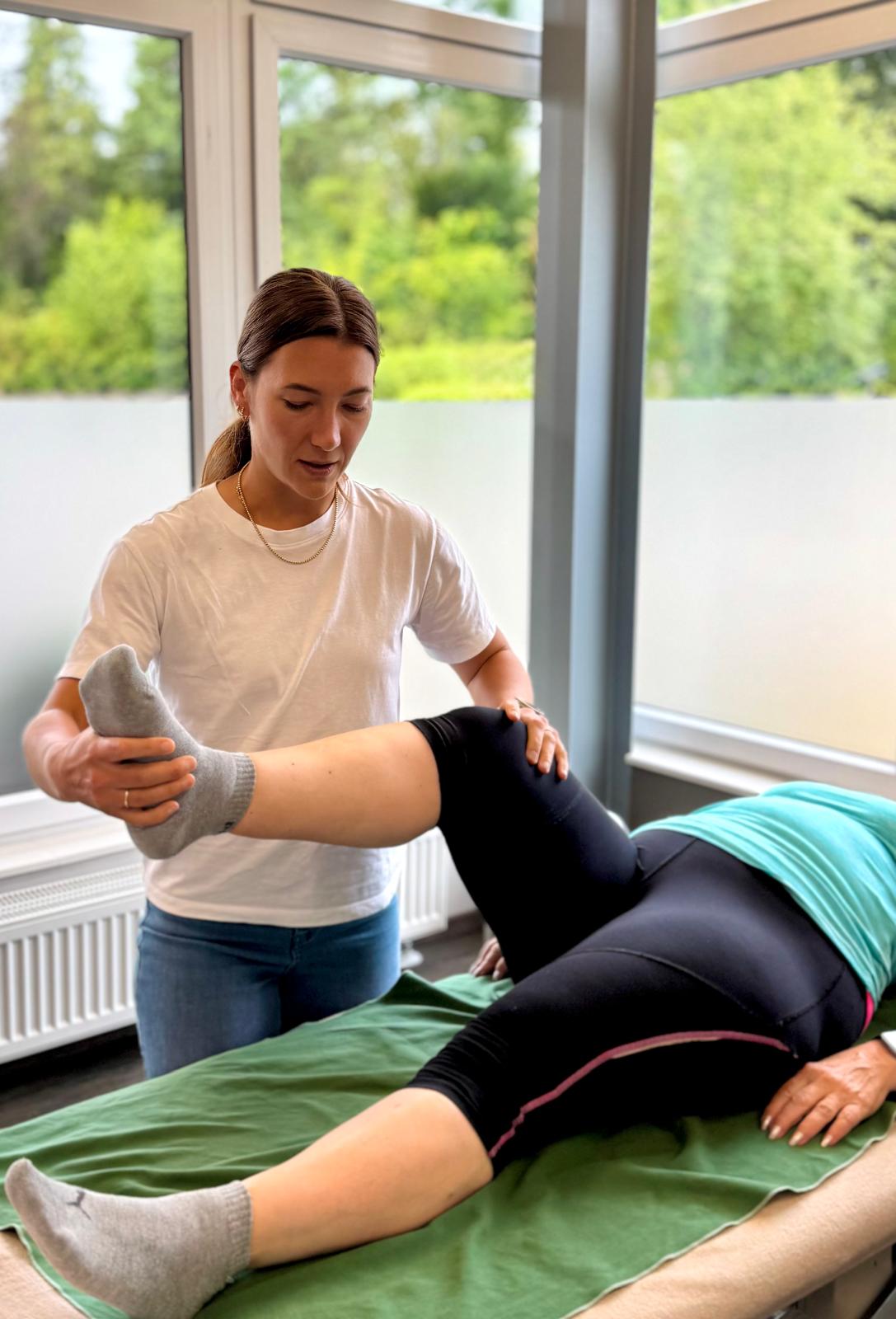Sportmedizinische Untersuchung des Bewegungsapparats auf der Behandlungsliege